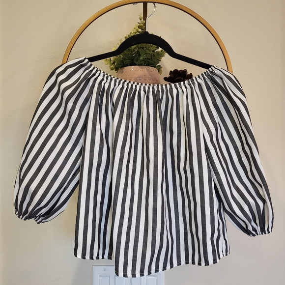 $25 Off the Shoulder stripped Crop Top with ruched sleeves size S - Picture 3 of 6